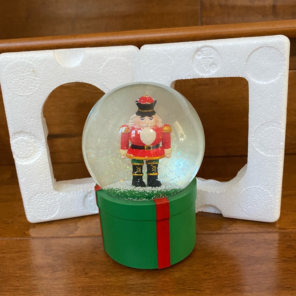 NWB Holiday Musical Snowglobe